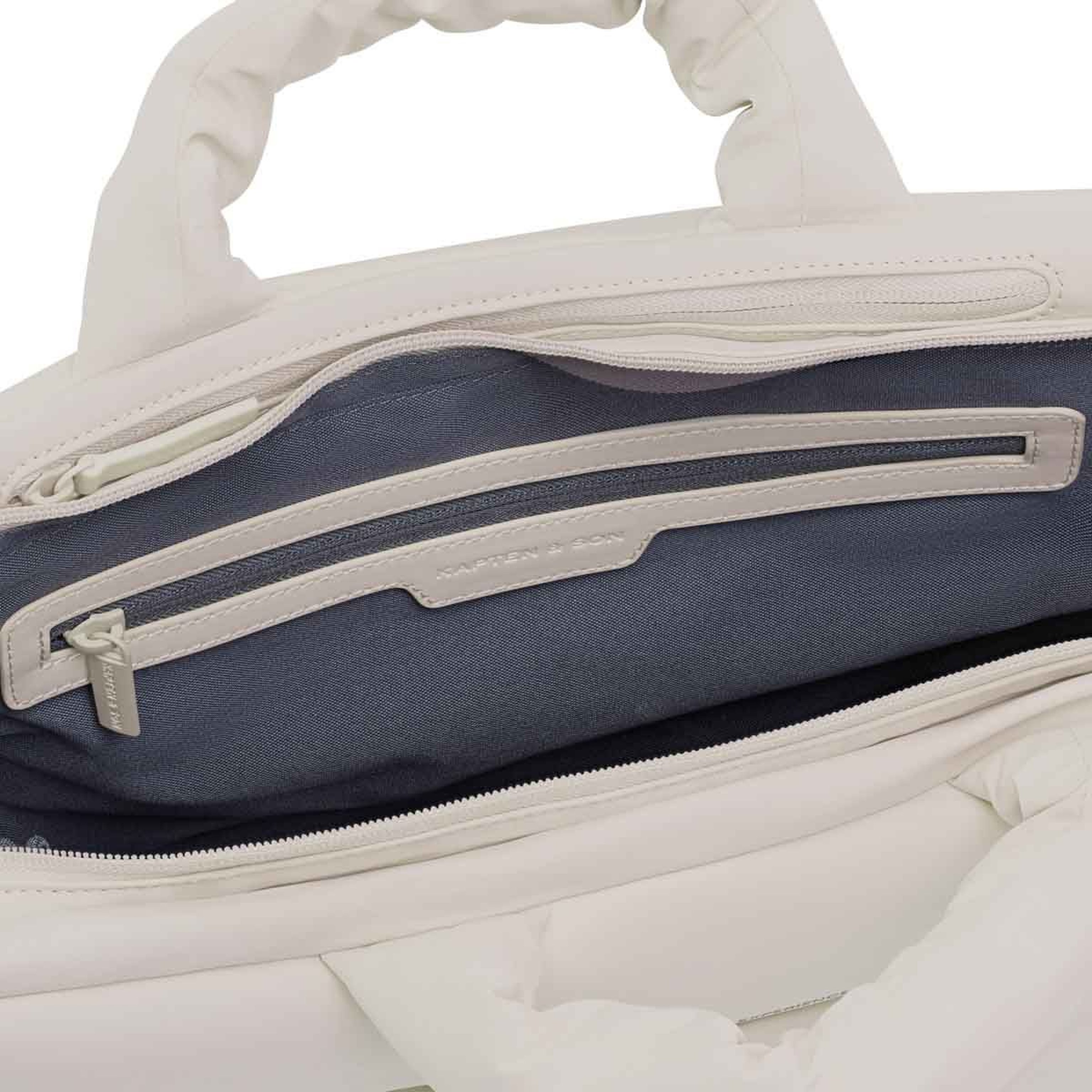 Crèmekleurige handtas met handvat, met een open rits die een donkergrijs interieur en een beveiligd binnenvak onthult, wat elegantie en functionaliteit uitstraalt.