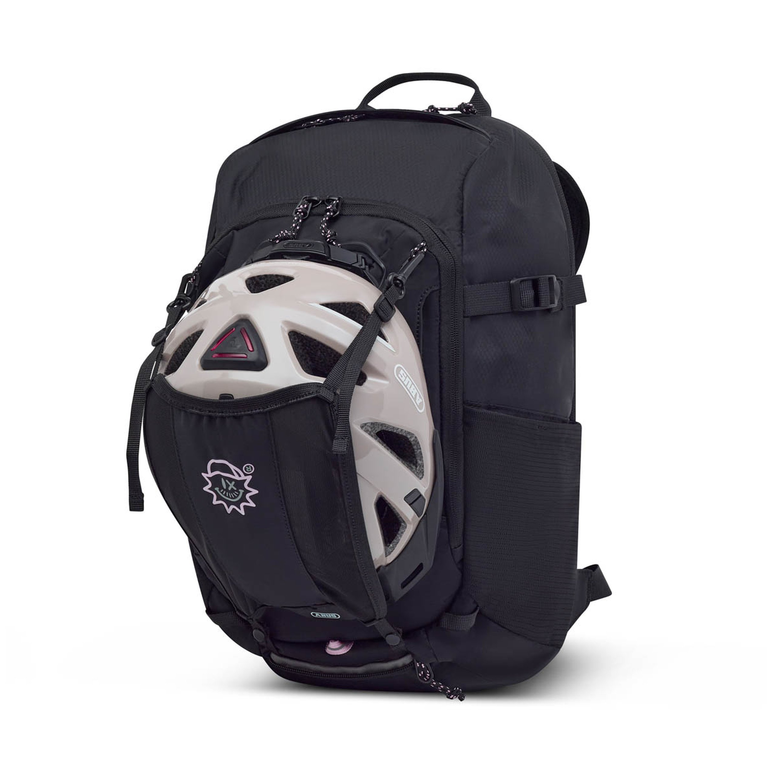 Rucksack mit einem am vorderen integrierten Befestigungssystem gesicherten Fahrradhelm, vor weißem Hintergrund.