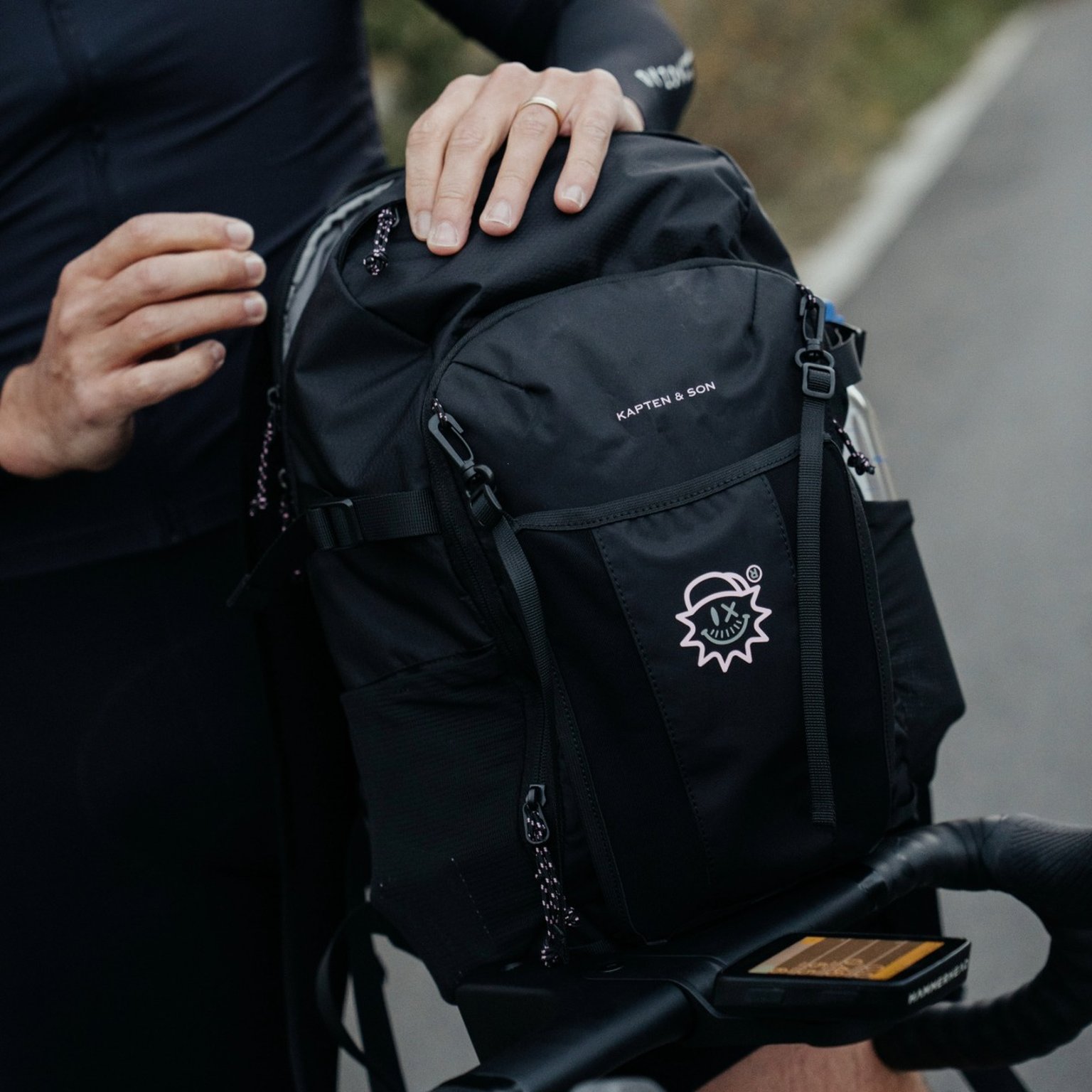 rick zabel öffnet seinen fahrradrucksack von kapten and son