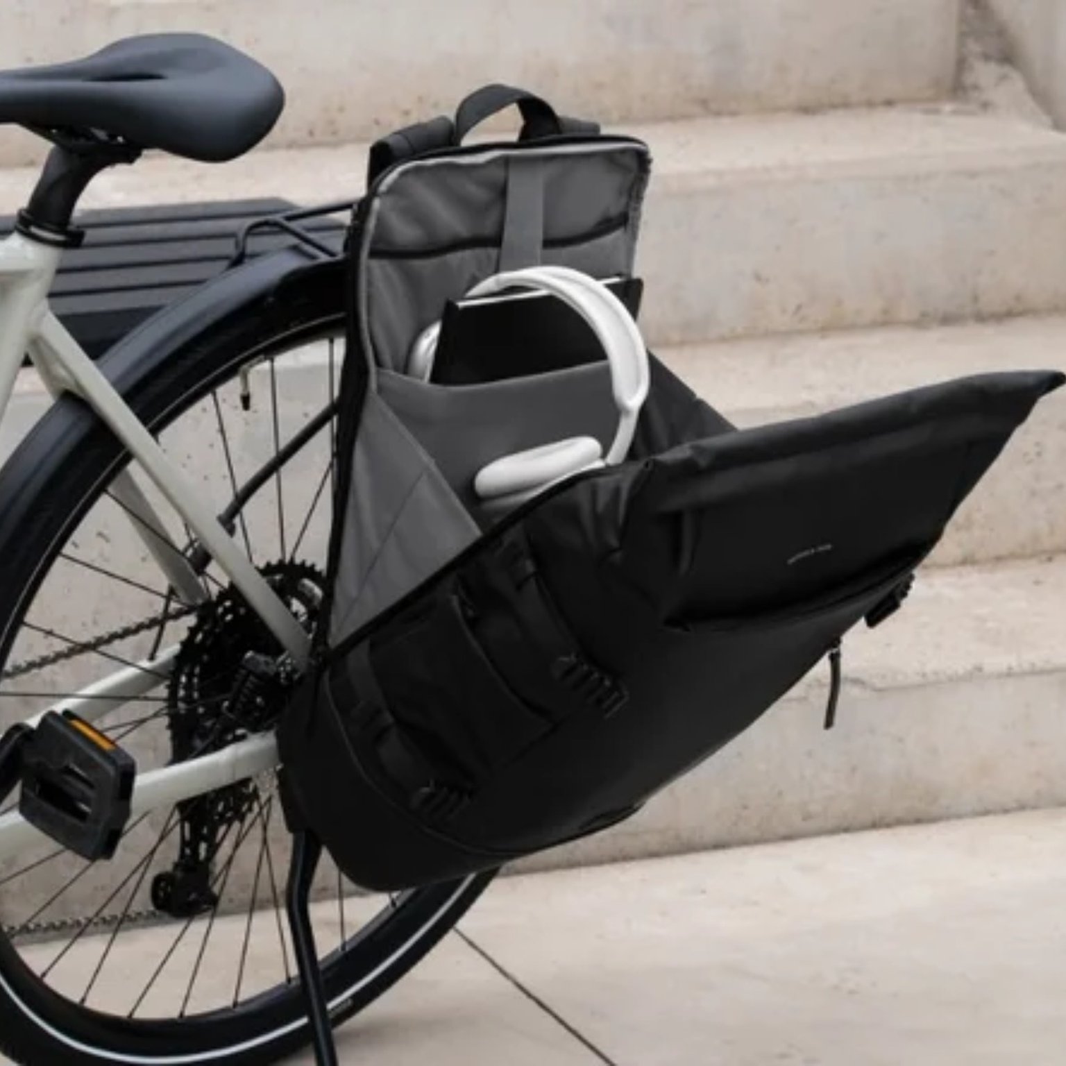 commuter rucksack von kapten & son am gepäckträger befestigt