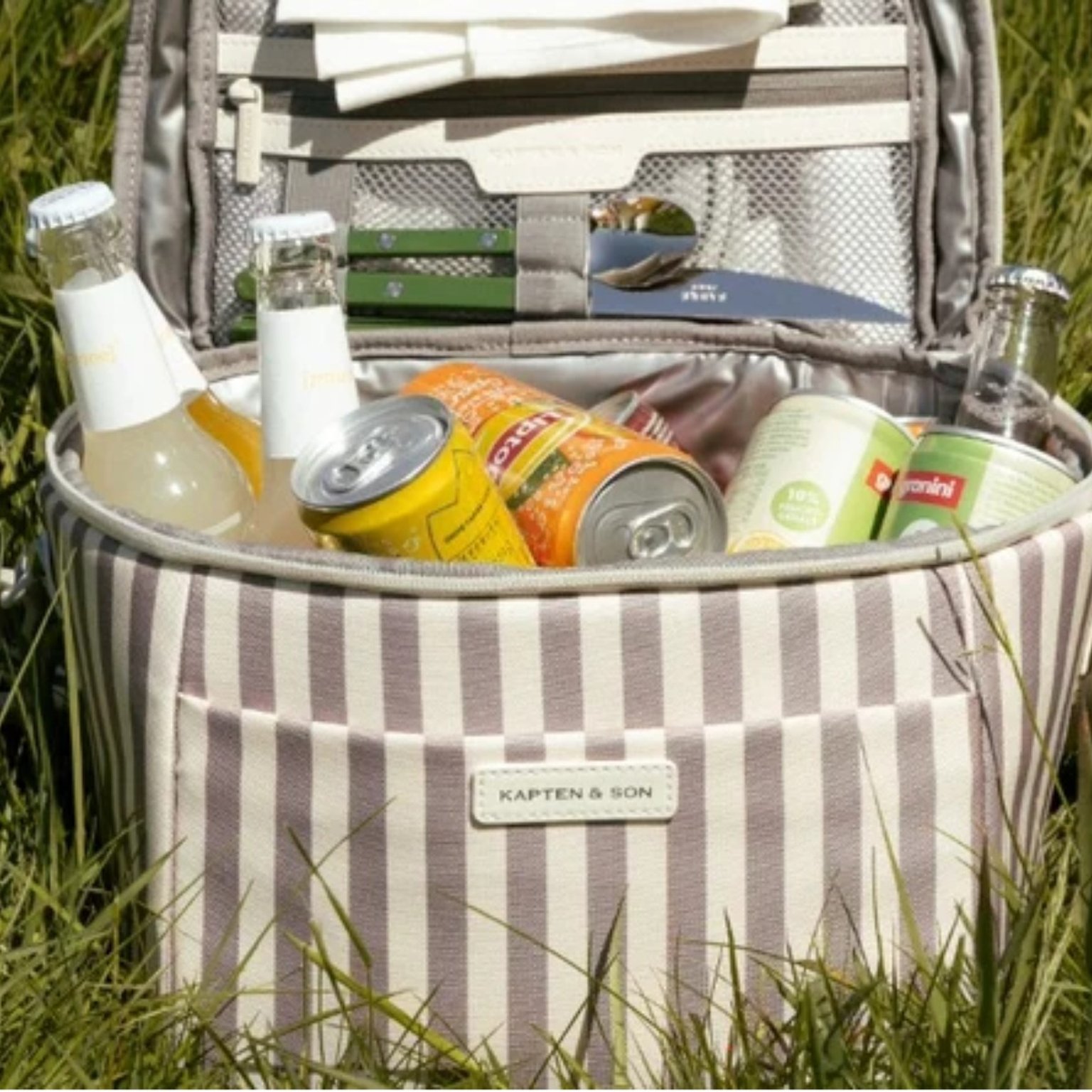 lunchtasche von kapten & son prall mit getränken gefüllt