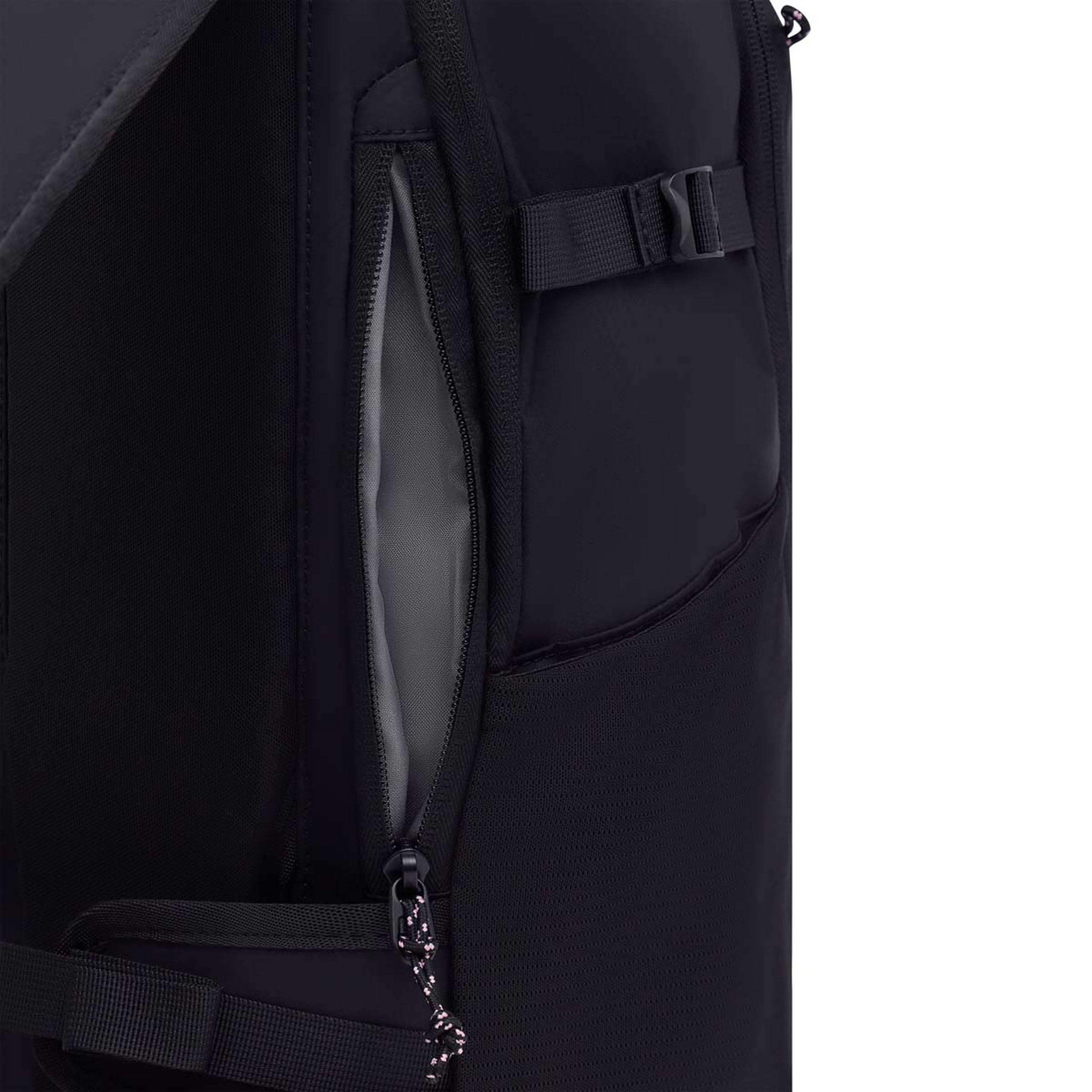 Nahaufnahme der Seitentasche eines Rucksacks mit geöffnetem Reißverschluss, gepolstertem Innenfach sowie sichtbarem Schulterriemen und Schnallendetail.