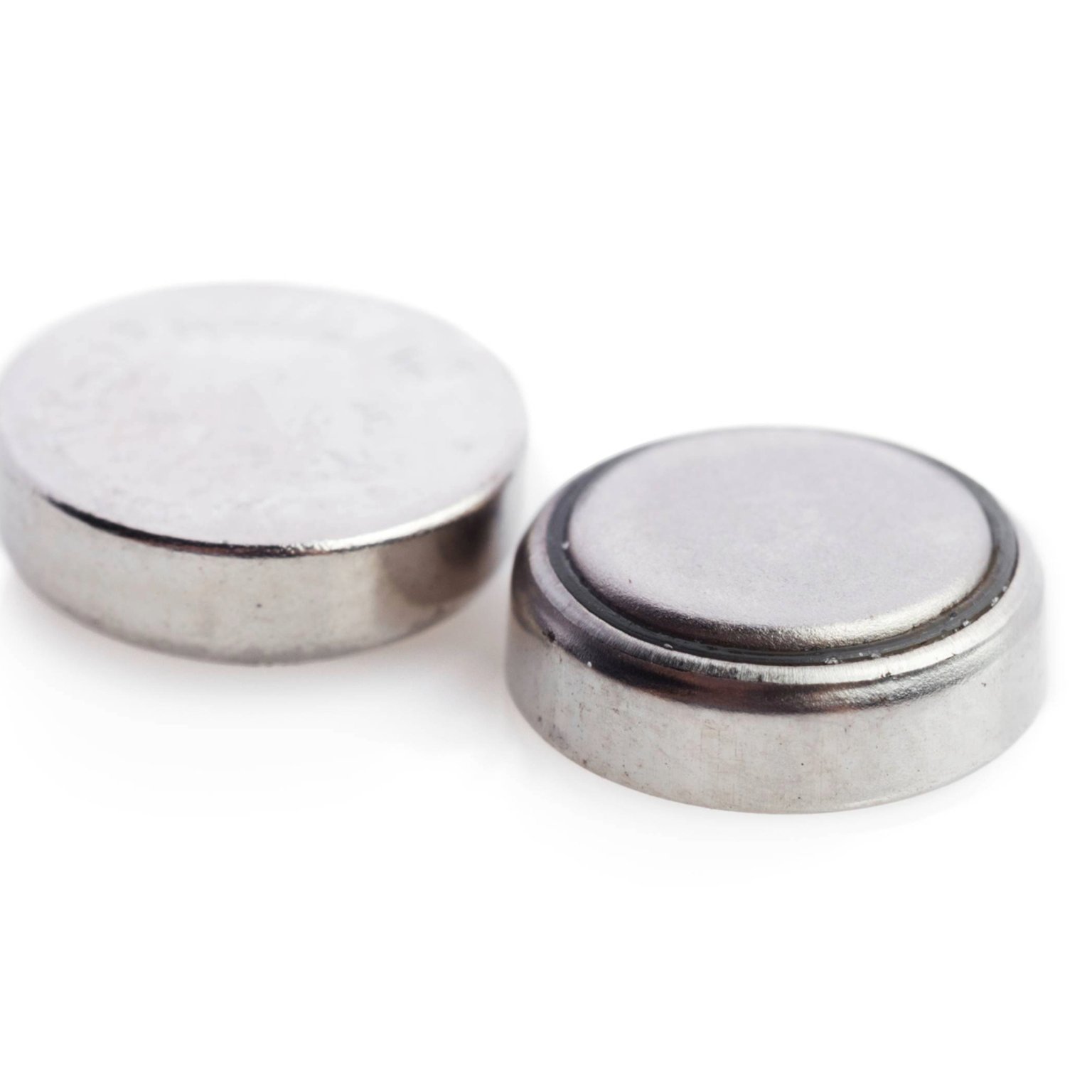 zwei kleine batterien für eine armbanduhr