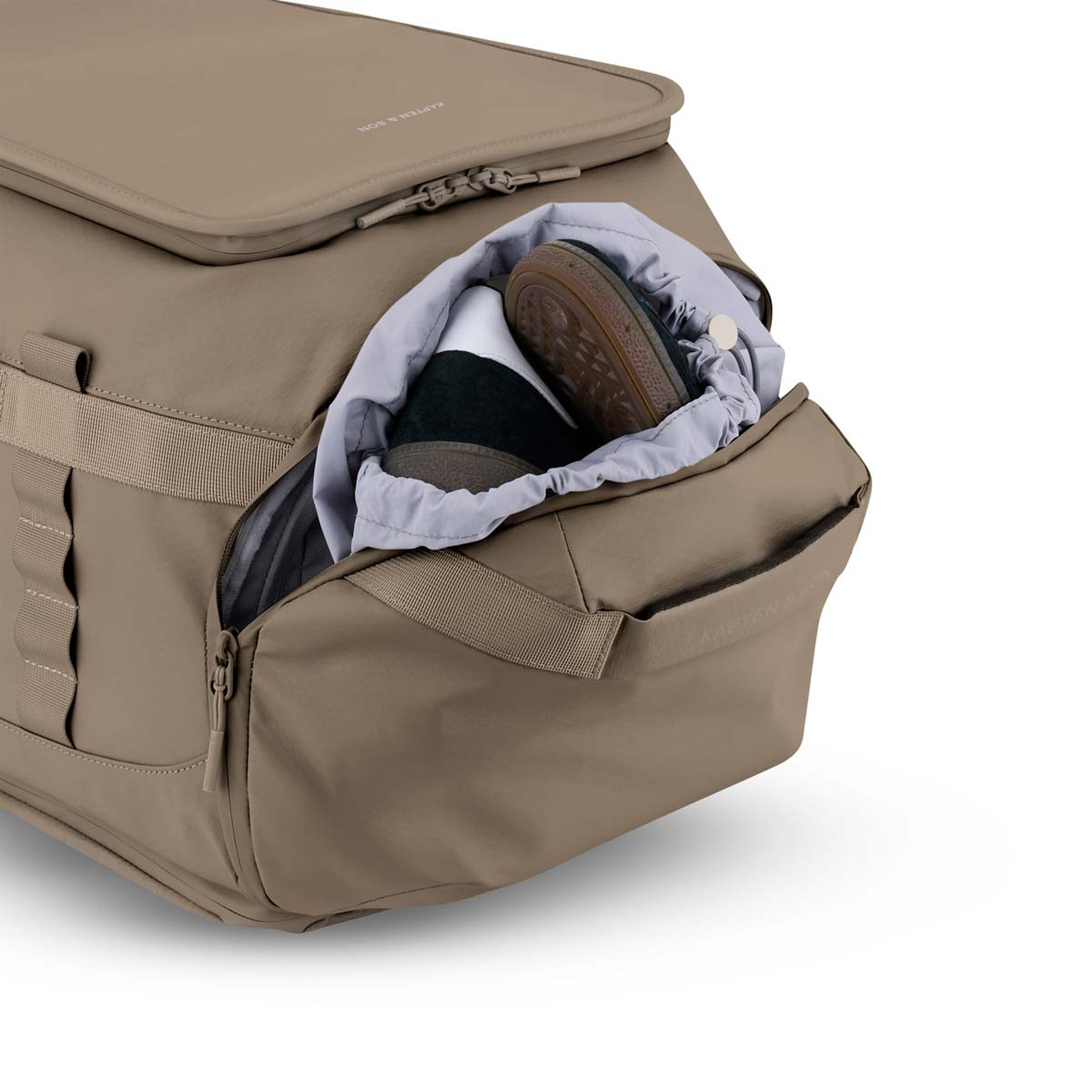 Reisetasche mit geöffnetem seitlichem Reißverschlussfach, in dem ein Paar braune Schuhe zu sehen ist. Die Tasche hat robuste Griffe und ein elegantes Design.