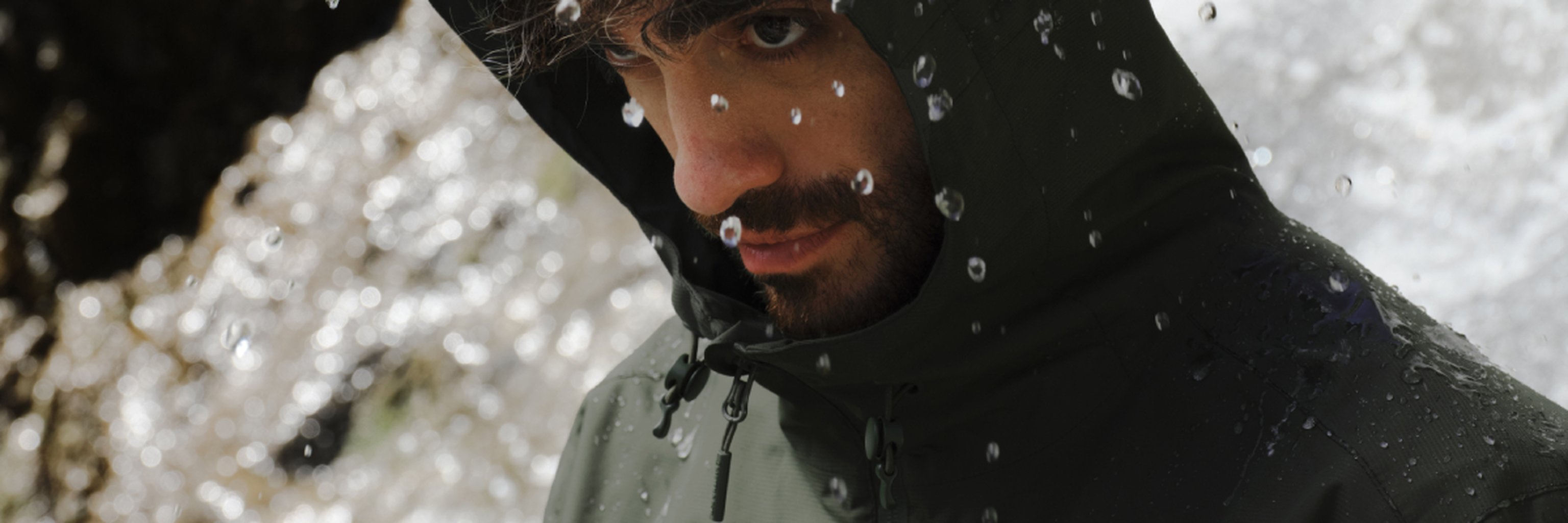 junger mann trägt kapten and son regenjacke