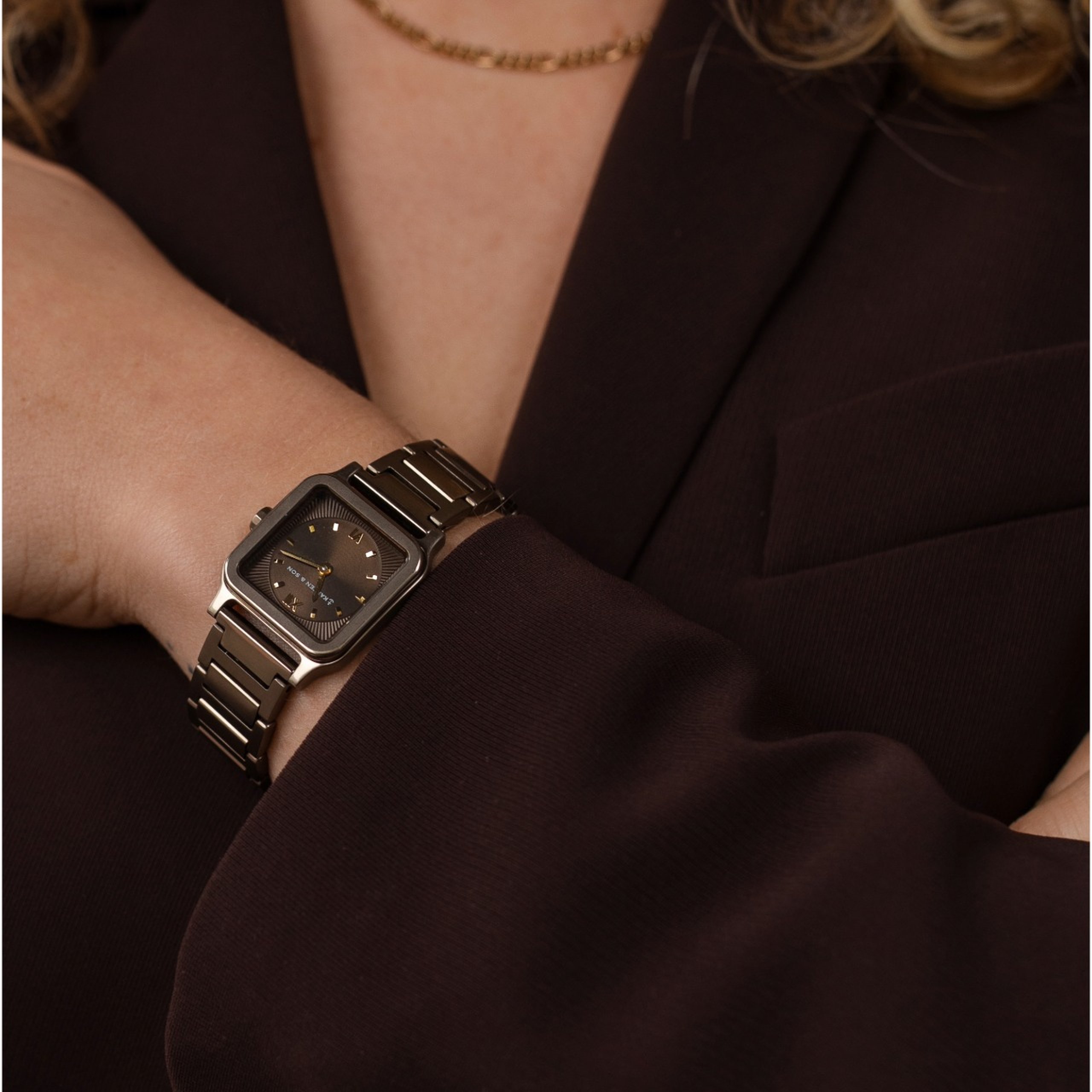 frau trägt eine minimalistiche uhr von kapten and son