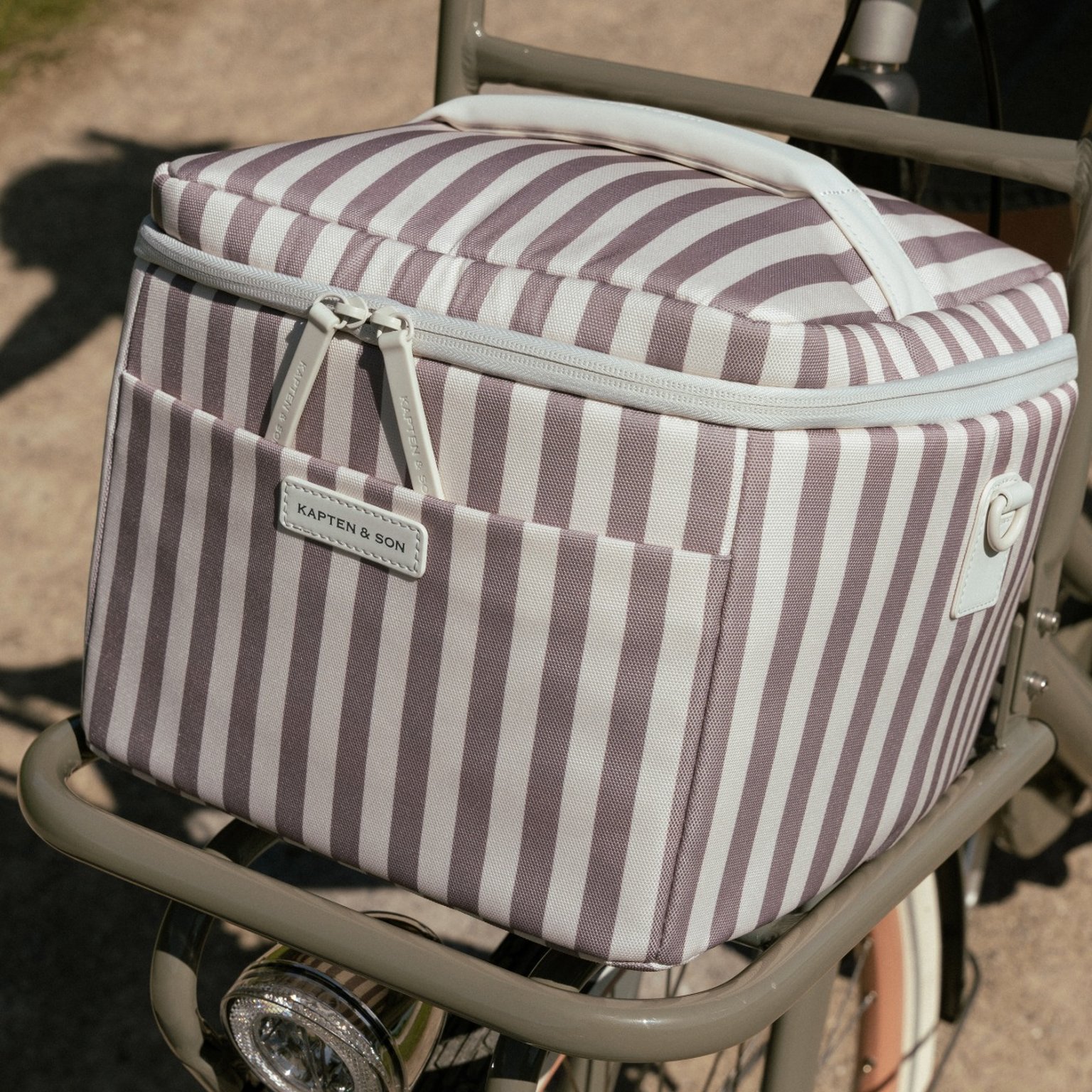 lunchbox von kapten & son auf einem fahrradkorb