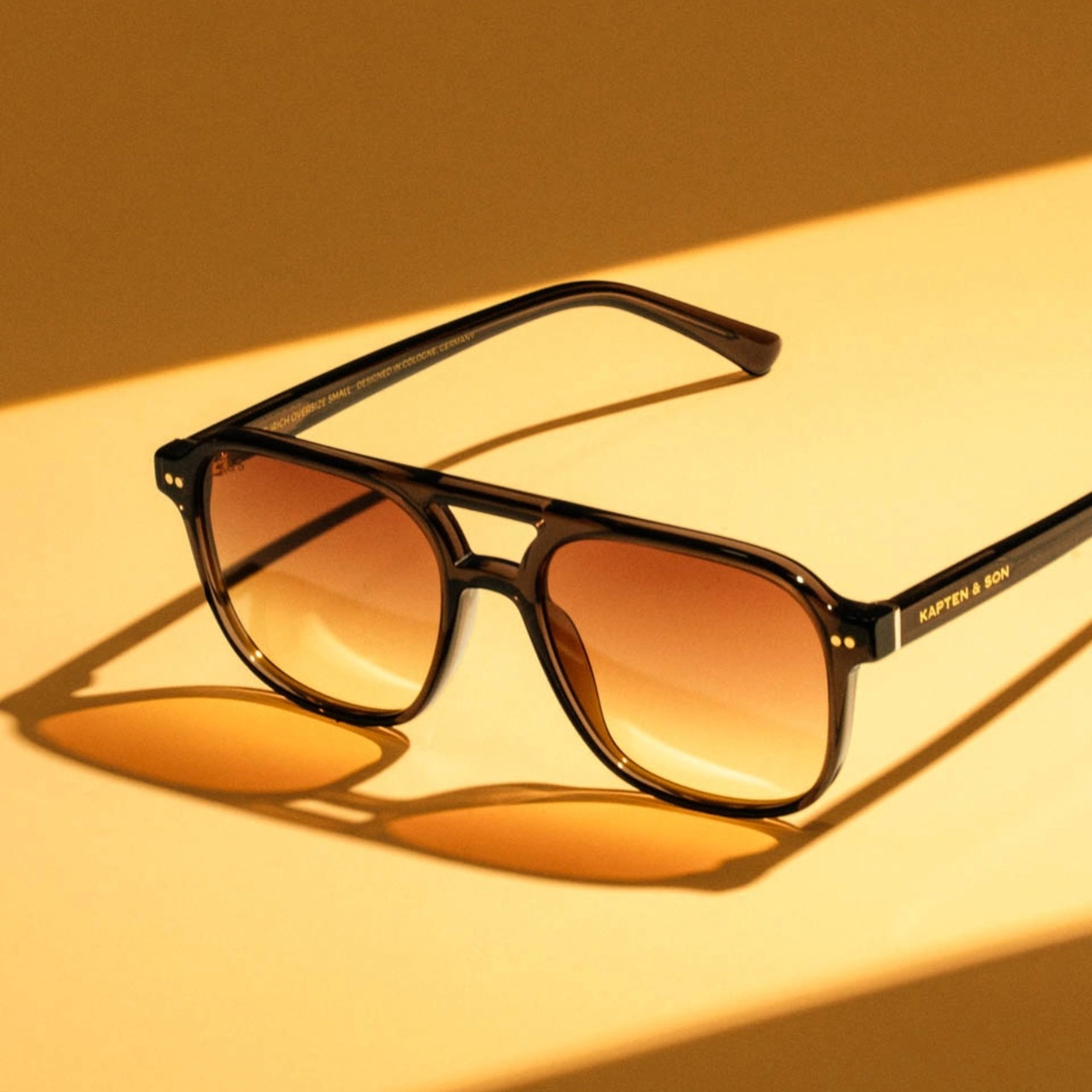 plioten sonnenbrille von kapten & son auf sonnendurchfluteten hintergrund