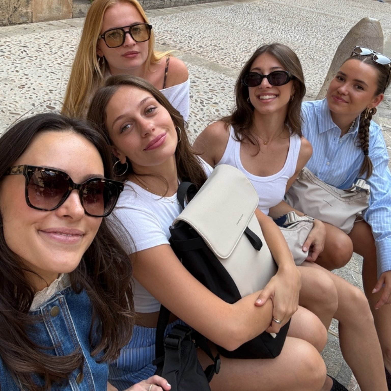 eine gruppe junger frauen tragen kapten & son sonnenbrillen und machen ein selfie im urlaub