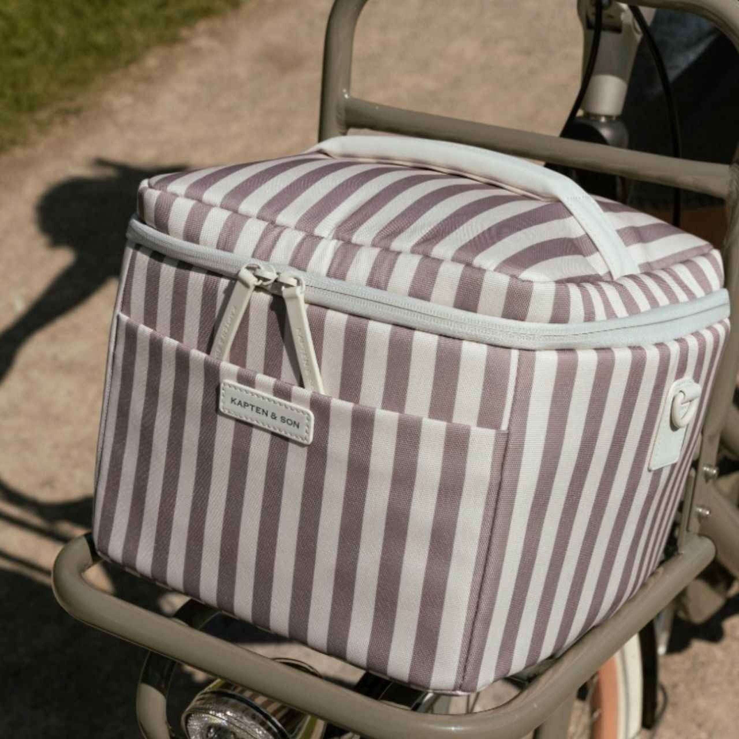 lunchtasche wird auf einem gepäckträger transportiert