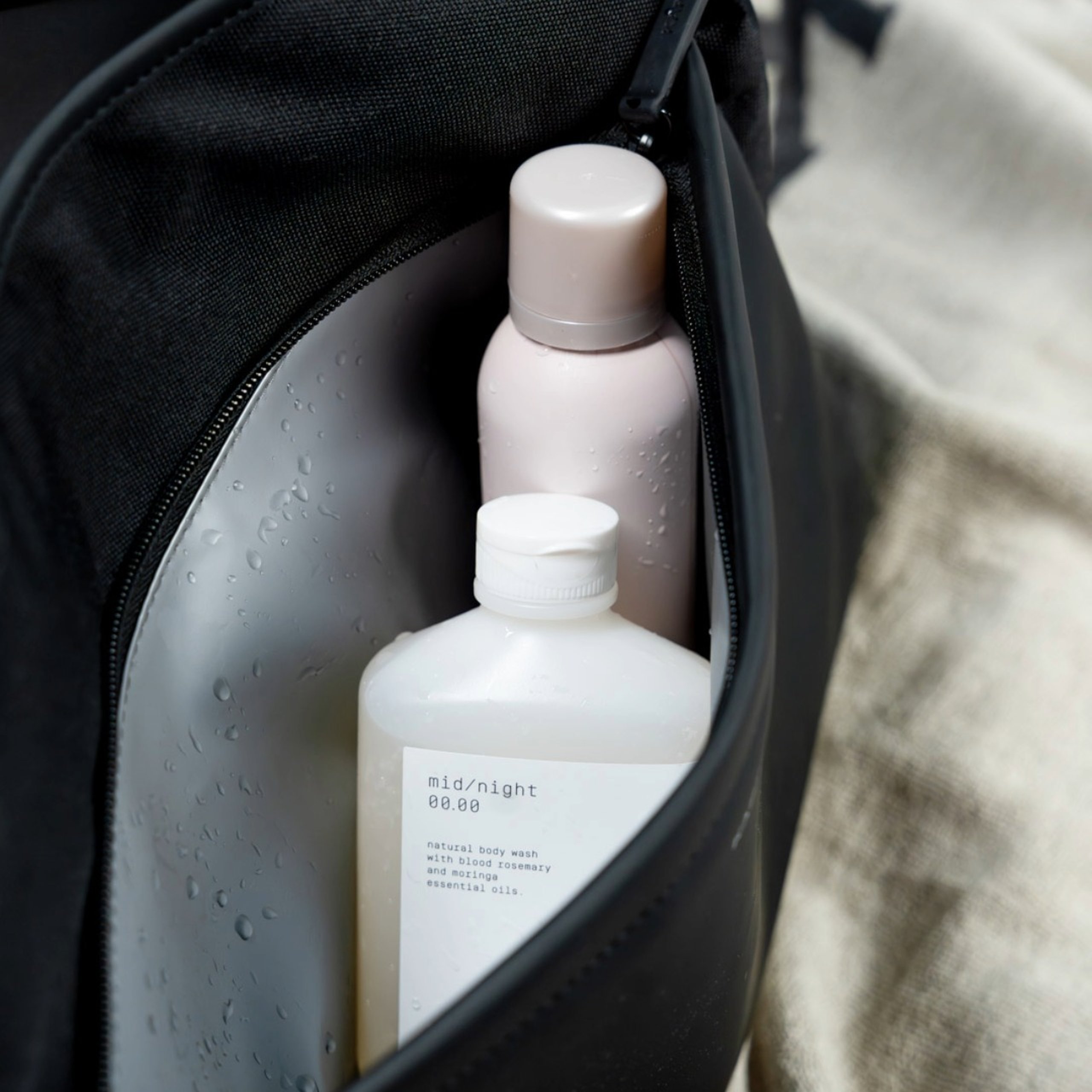shampoo in einer kliniktasche 