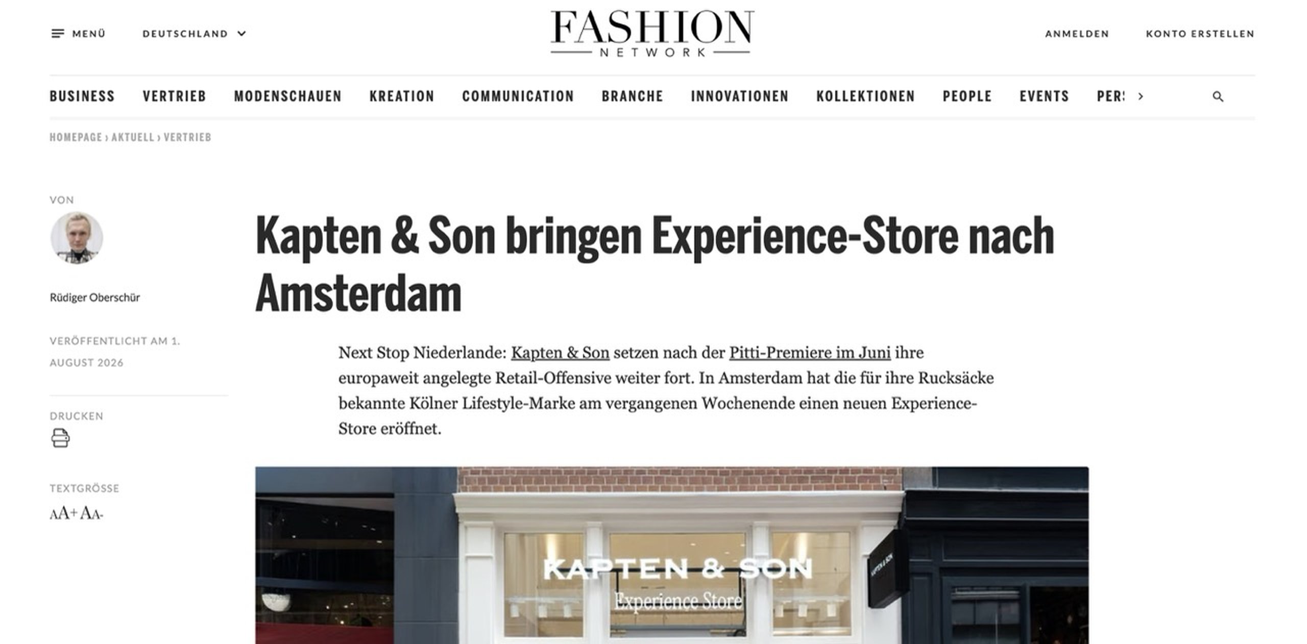 Screenshot eines Artikels im Fashion-Network-Portal mit der Überschrift „Kapten & Son bringen Experience-Store nach Amsterdam“. Darunter sind Informationen zur Veröffentlichung im August 2026 sowie ein Bild der Fassade des Kapten-&-Son-Experience-Stores in Amsterdam zu sehen.