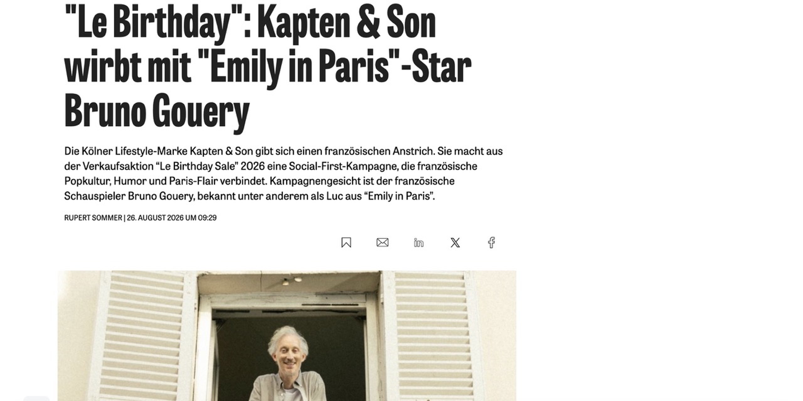 Screenshot eines Onlineartikels über die Kampagne „Le Birthday“ von Kapten & Son mit dem Schauspieler Bruno Gouery, bekannt aus „Emily in Paris“. Unter der Überschrift sind eine kurze Kampagnenbeschreibung, das Veröffentlichungsdatum und ein Foto des Schauspielers an einem Fenster zu sehen.