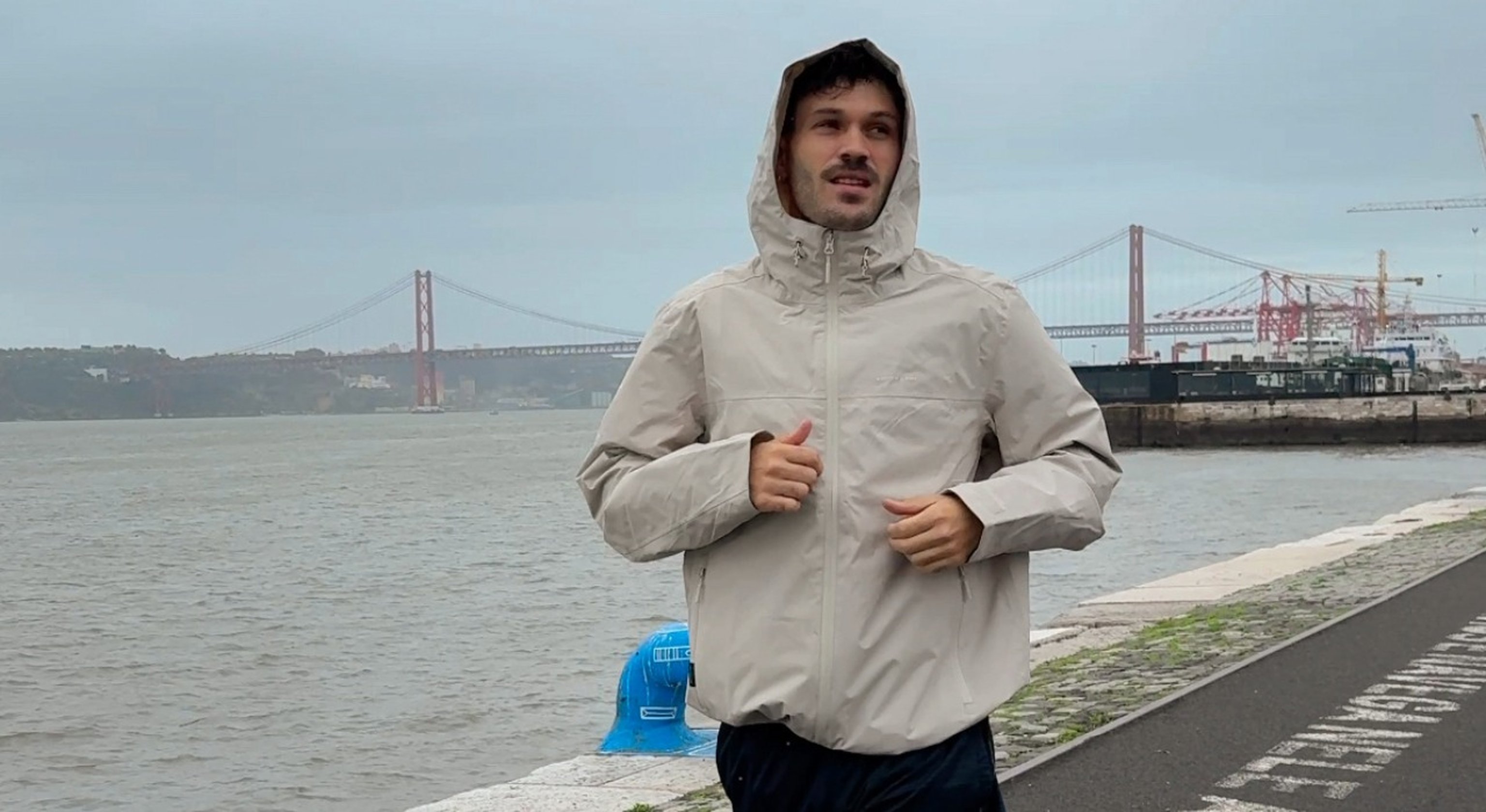 junger mann trägt laufjacke von kapten and son beim joggen