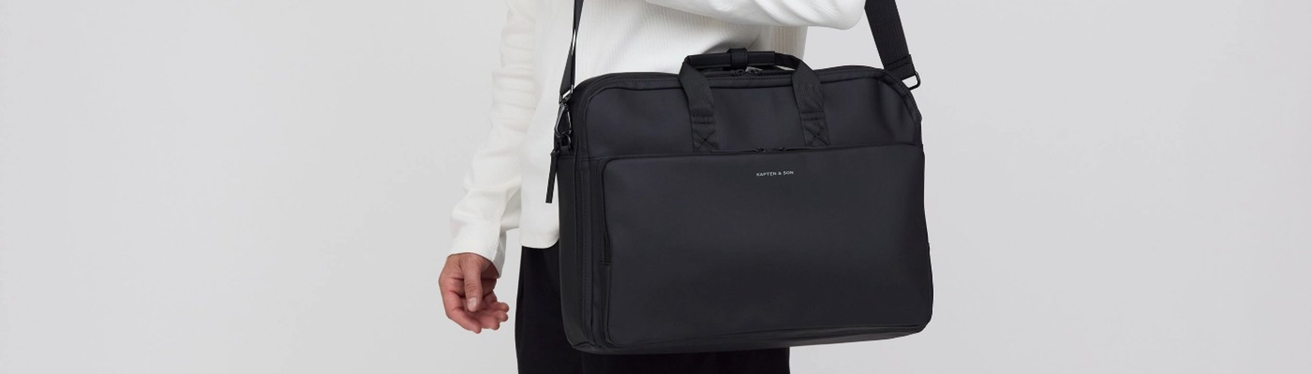 Man draagt een zwarte Kapten & Son laptoptas