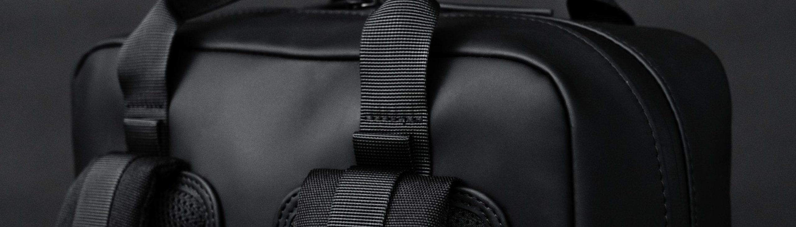 nahaufnahme eines schwarzen rucksacks