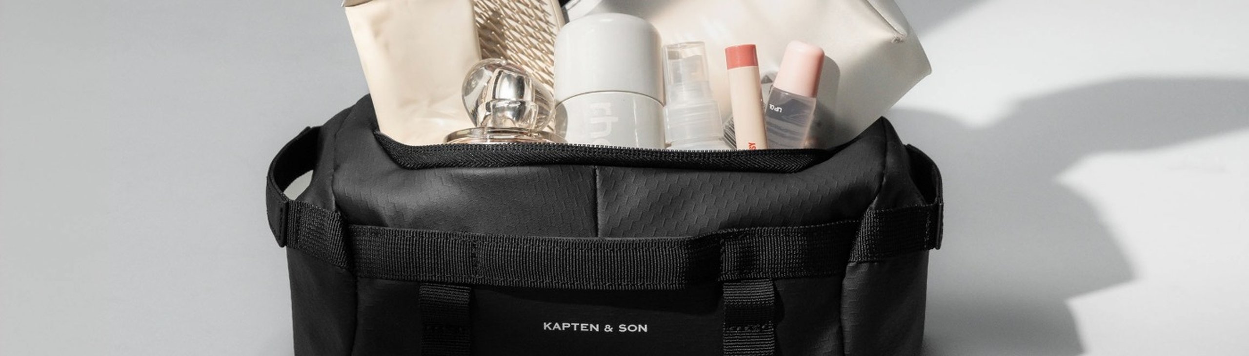 makeup in einer schwarzen kapten and son kosmetiktasche