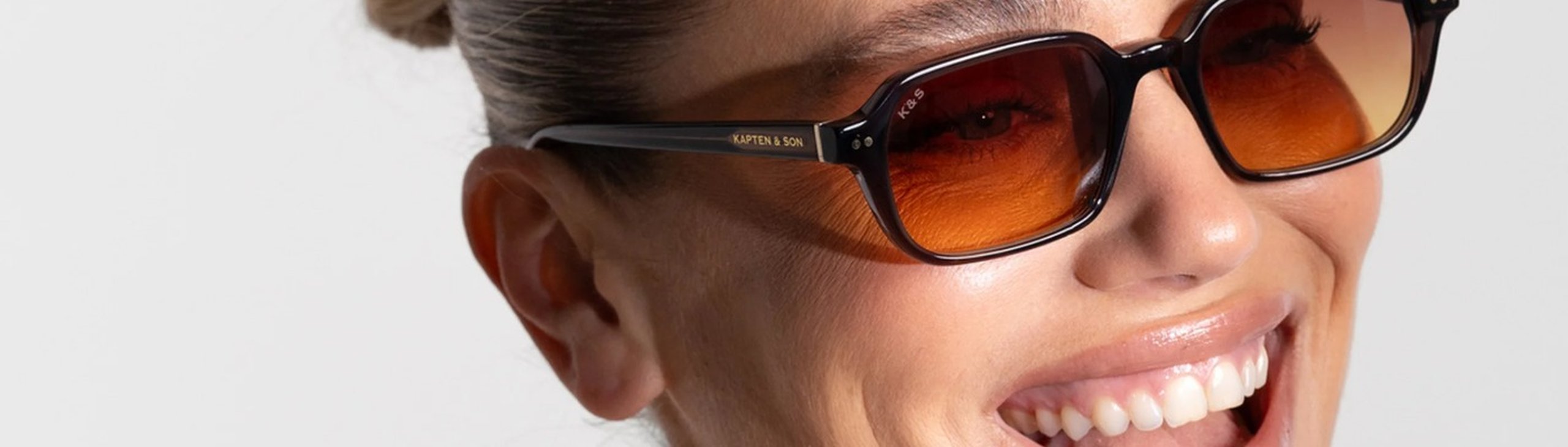 frau trägt eckige sonnenbrille