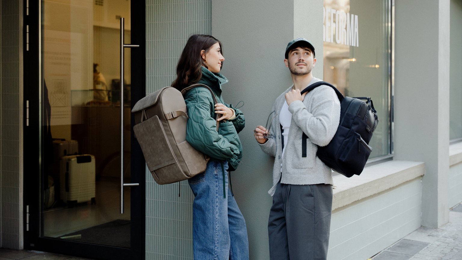 Außenansicht eines Kapten & Son Stores mit großem Schaufenster und Blick ins Ladeninnere