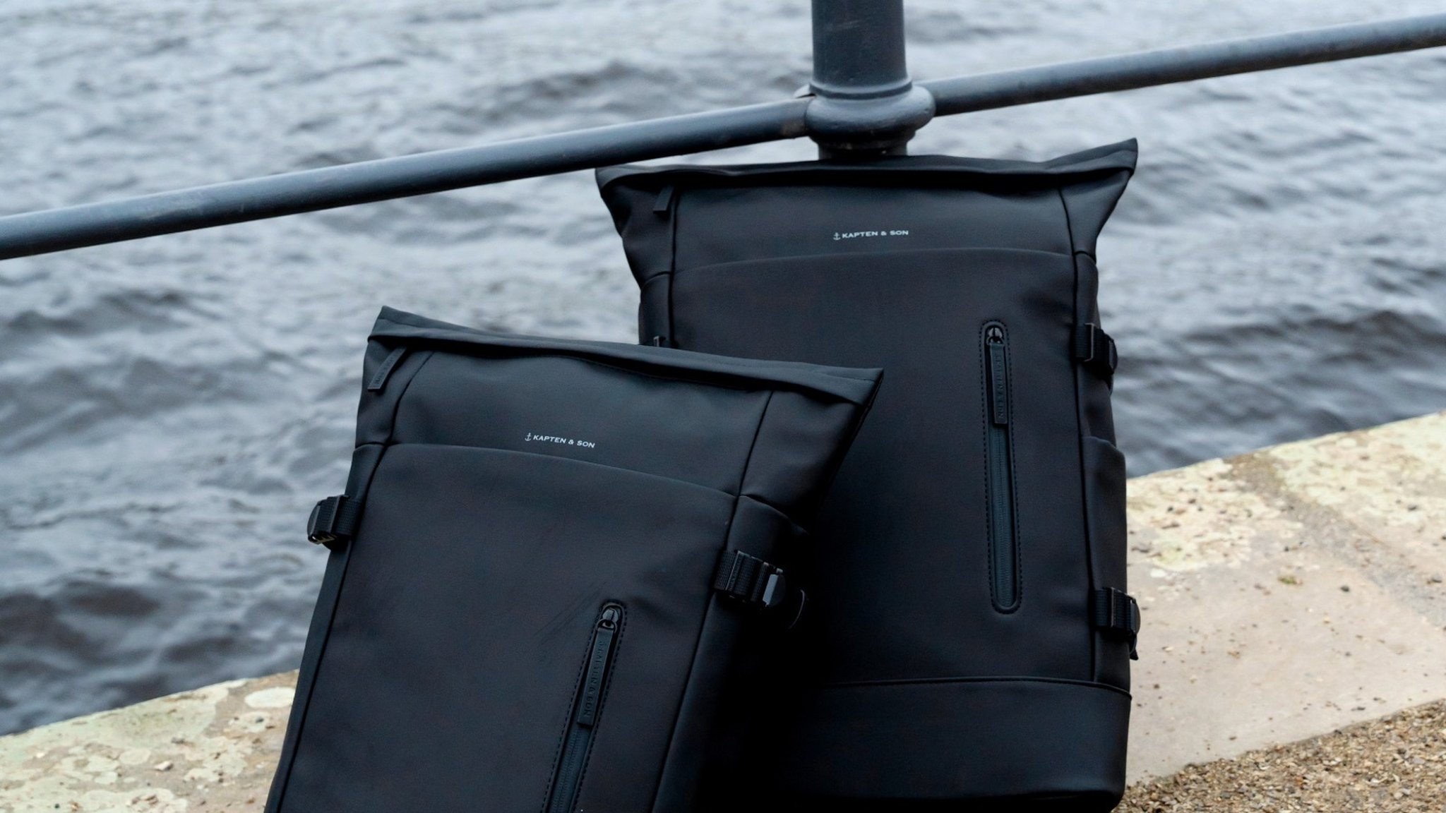 kapten and son rucksäcke am pier