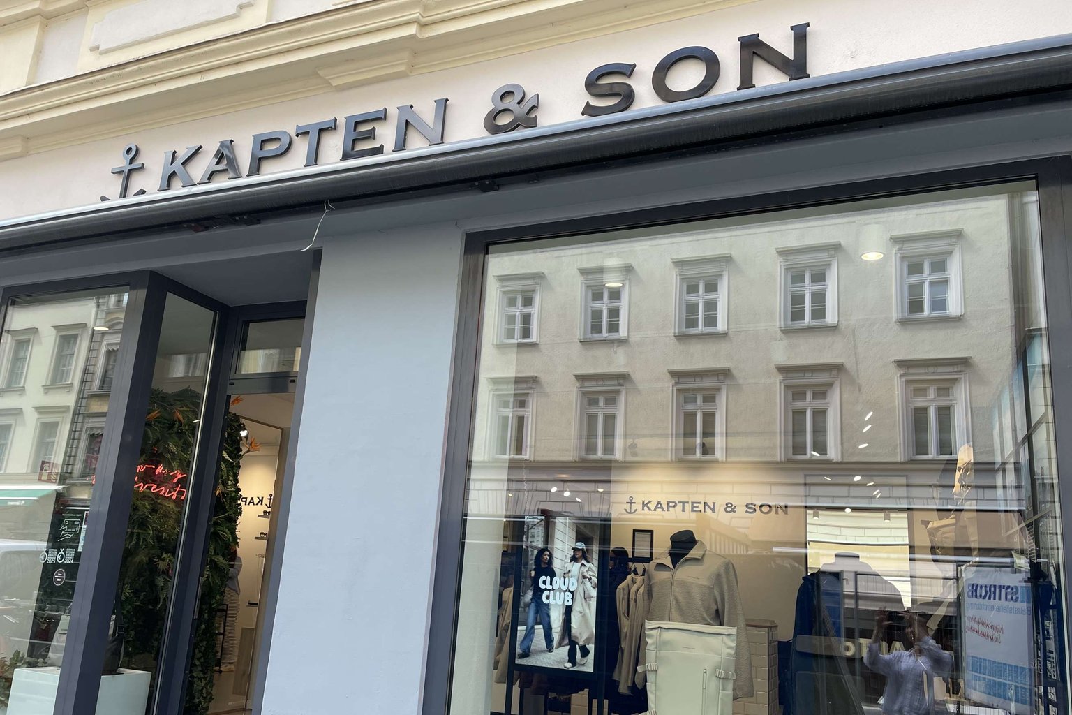 Außenansicht des Kapten & Son Stores mit großem Schaufenster und Blick ins Ladeninnere