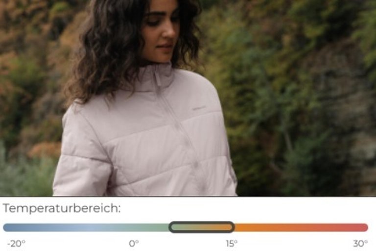 Zwei lächelnde Personen in gestreiften Shirts überqueren eine Straße. Der Mann trägt einen schwarzen Rucksack von Kapten & Son, die Frau einen hellgrauen Rucksack von Kapten & Son.