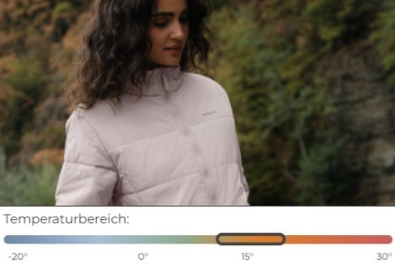 Zwei lächelnde Personen in gestreiften Shirts überqueren eine Straße. Der Mann trägt einen schwarzen Rucksack von Kapten & Son, die Frau einen hellgrauen Rucksack von Kapten & Son.