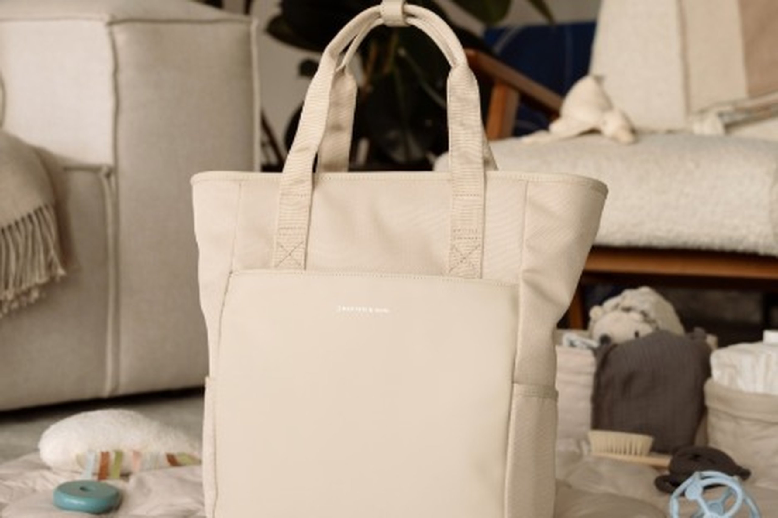 wickelrucksack steht im wohnzimmer