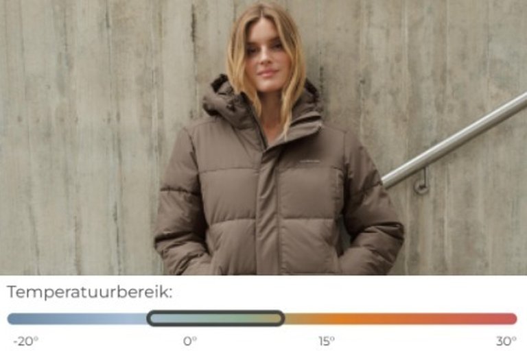 Een man en een vrouw staan in een besneeuwd boslandschap en dragen bijpassende taupe outdoorjassen van Kapten & Son.