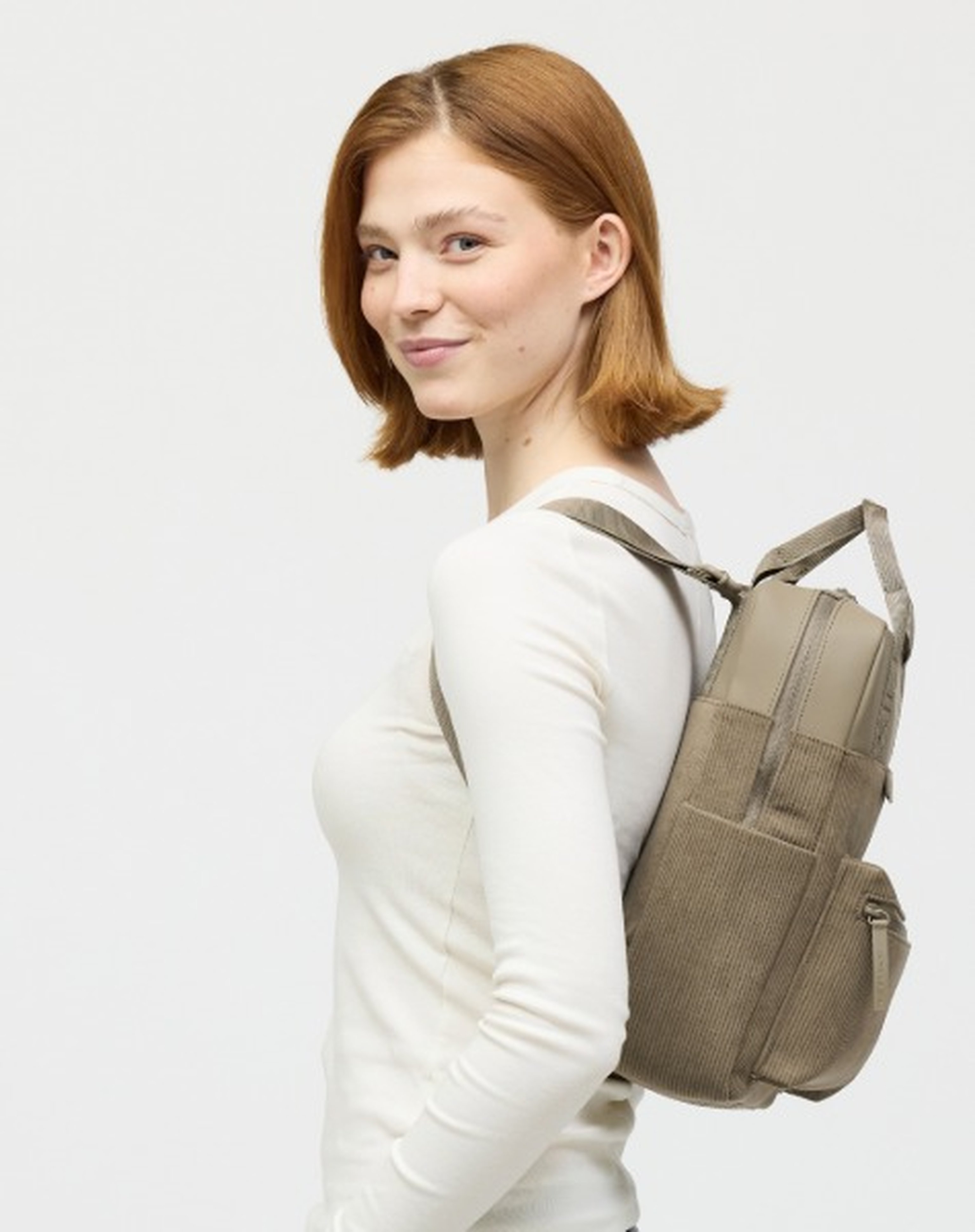 rothaarige frau trägt kleinen cord rucksack von kapten & son in khaki