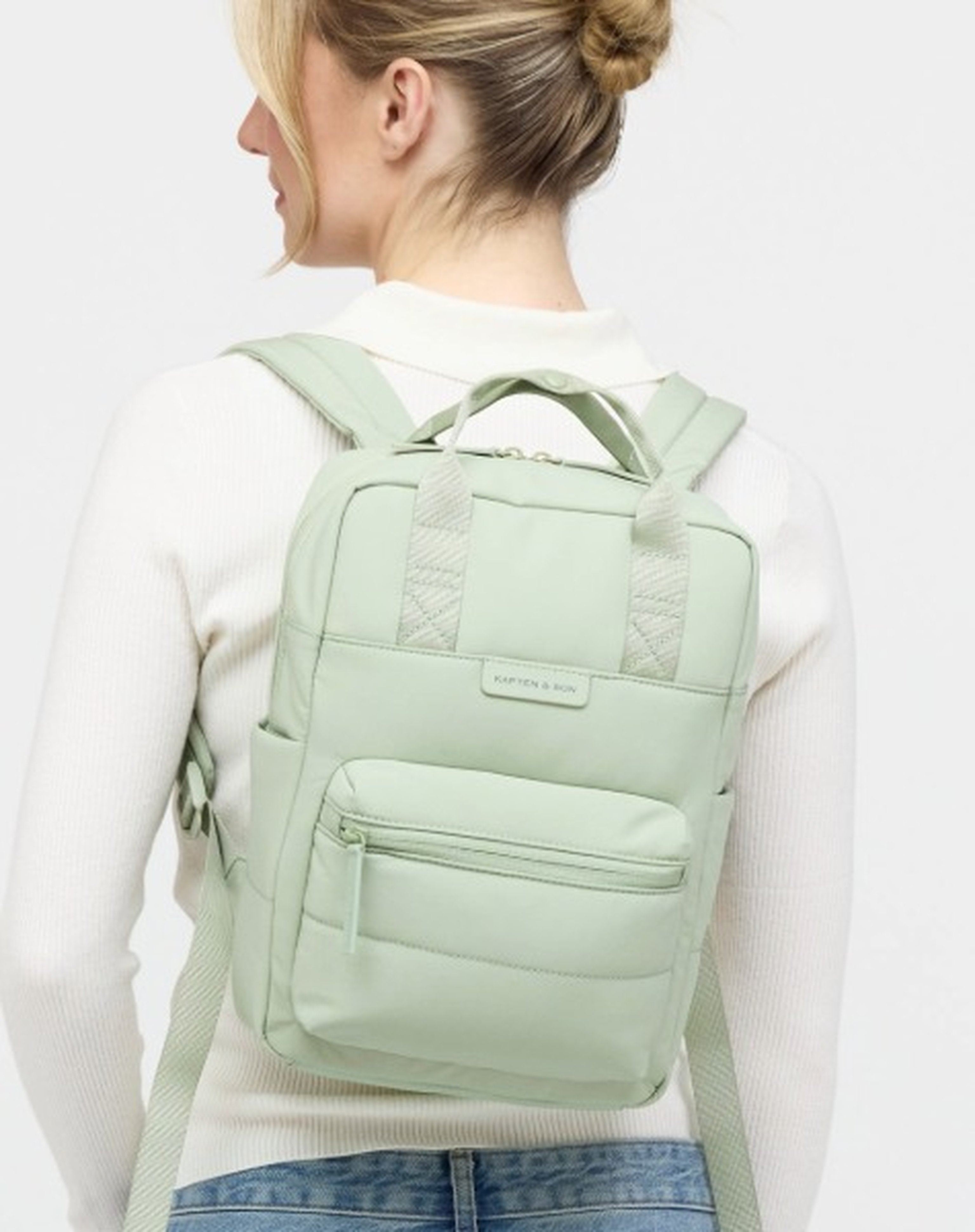 pastell grüner rucksack aus cloud material