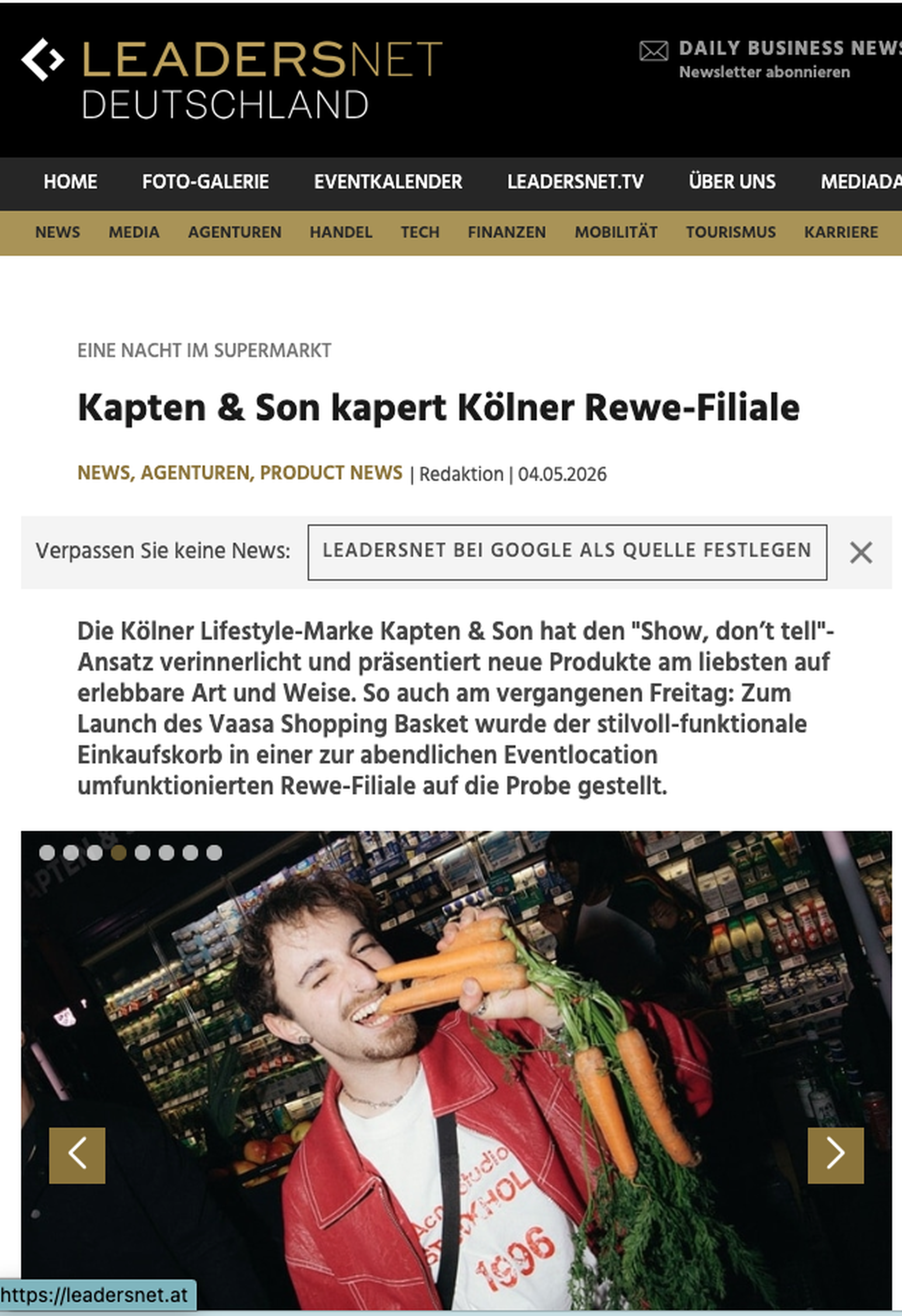 Artikel auf Leadersnet Deutschland über den Launch des Kapten & Son Vaasa Shopping Basket in einer umgestalteten Kölner Rewe-Filiale, mit einem Mann, der Karotten hält