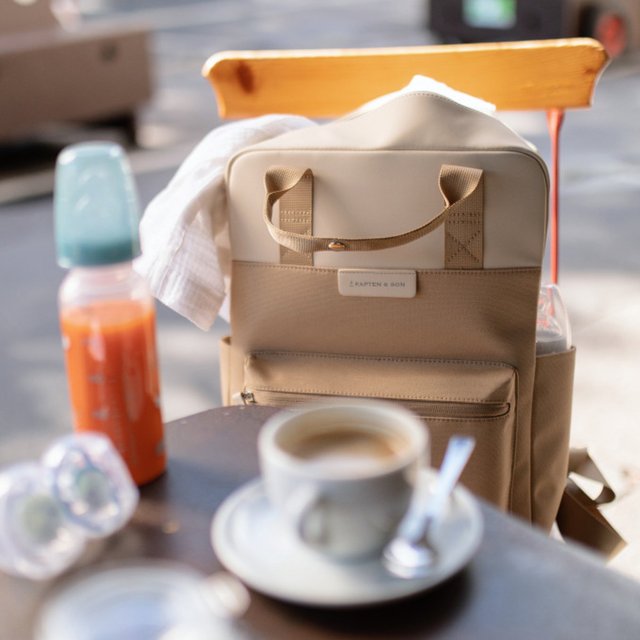 kapten and son wickelrucksack im café