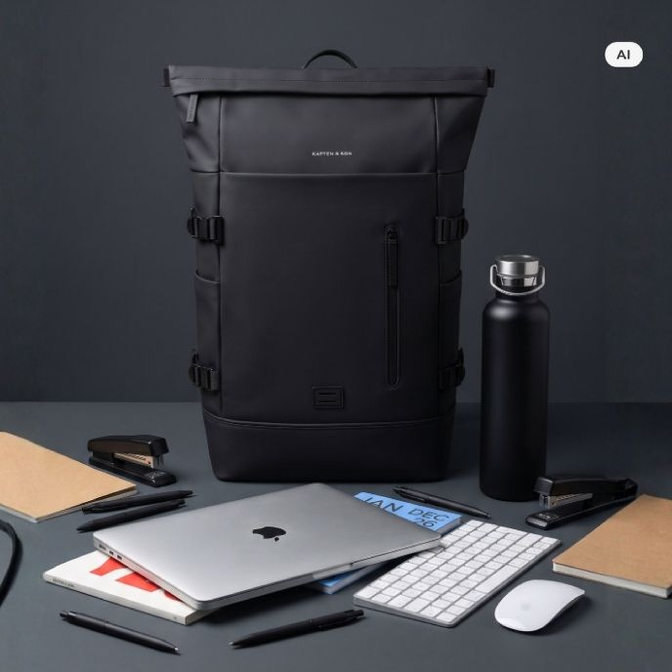 AI Generated: Ein schwarzer Kapten & Son Rolltop-Rucksack und eine schwarze Kapten & Son Trinkflasche in einer Flatlay-Aufnahme, umgeben von Bürozubehör wie Laptop, Tastatur, Maus, Notizbüchern und Stiften.