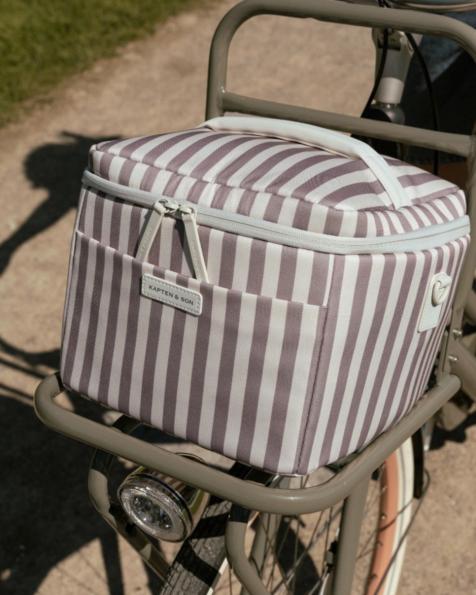 lunchbox von kapten & son auf einem fahrradkorb