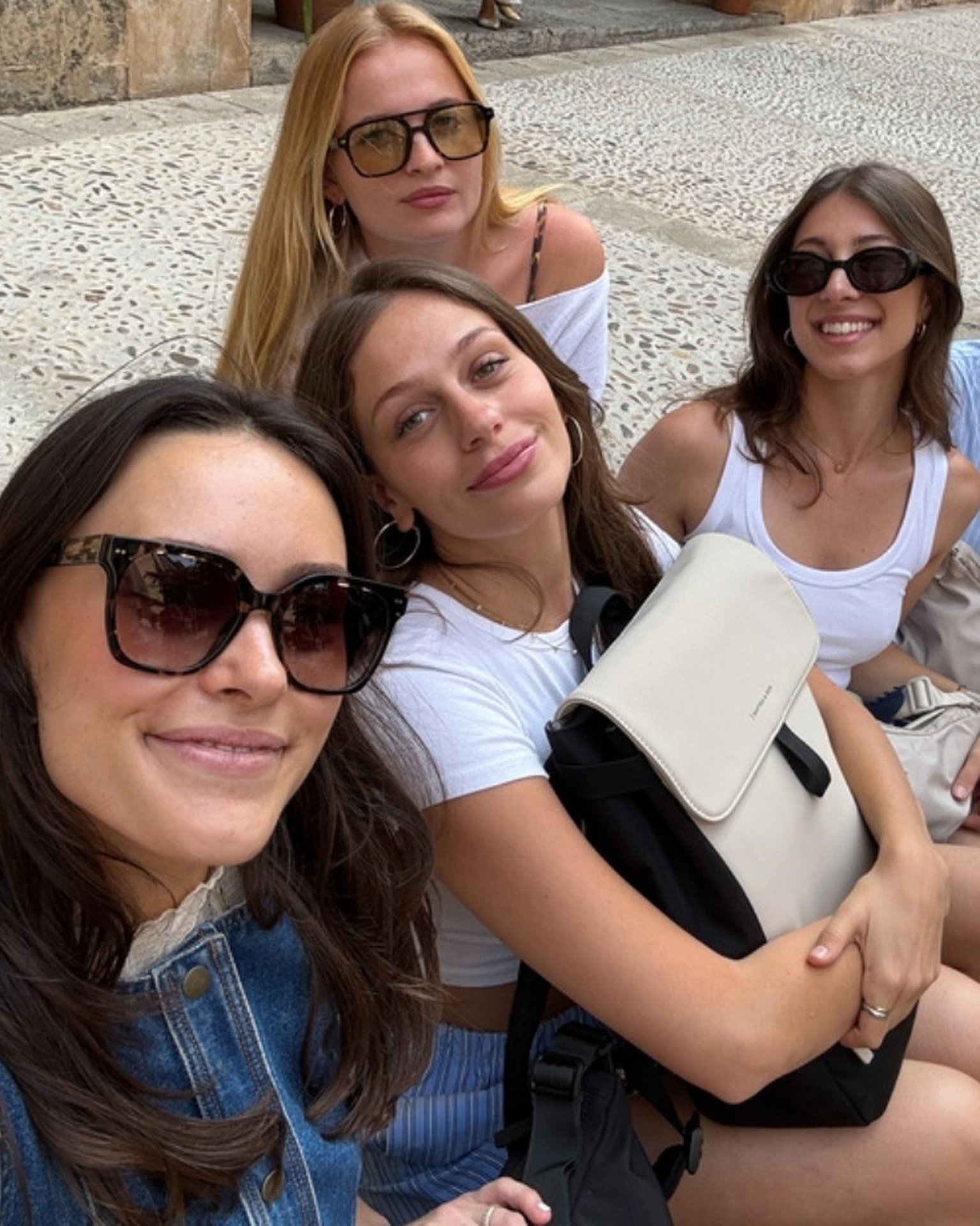 eine gruppe junger frauen tragen kapten & son sonnenbrillen und machen ein selfie im urlaub