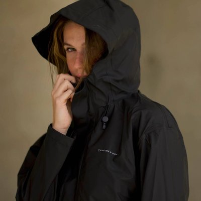 frau trägt schwarze kapten son regenjacke