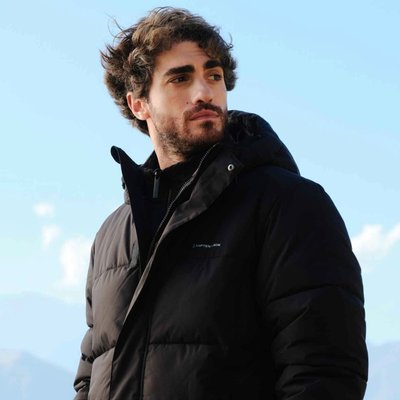 mann trägt pufferjacke