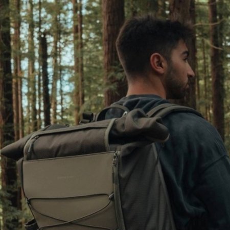 mann wandert im wald mit kapten and son rucksack