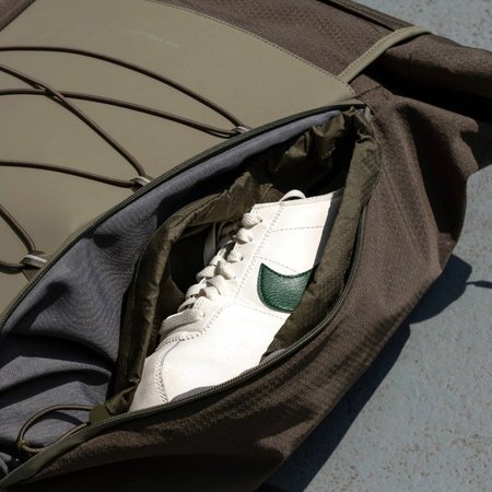 sneaker im schuhfach eines rucksack