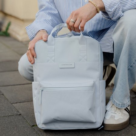 schülerin trägt oberstufen rucksack in beige von kapten & son