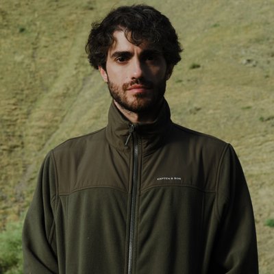 junger mann trägt teddy fleecejacke von kapten and son