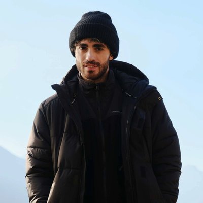 junger mann trägt kapten and son winterjacke