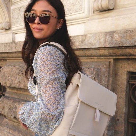 schülerin trägt oberstufen rucksack in beige von kapten & son