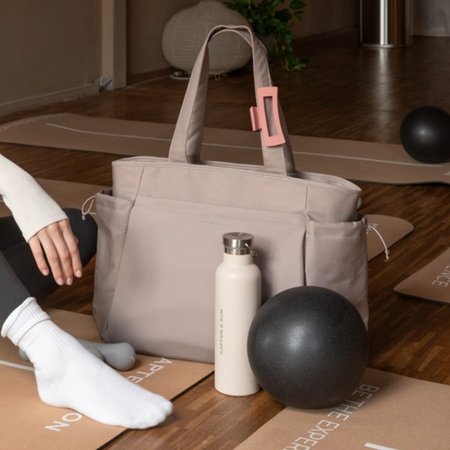 Sporttasche von Kapten & Son liegt auf einer Yogamatte