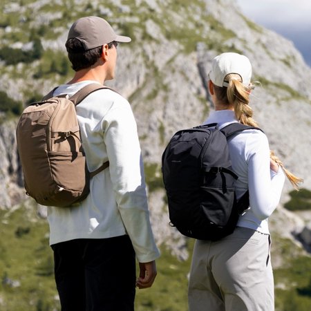 mann und frau wandern mit kapten & son wanderrucksäcken im gebirge