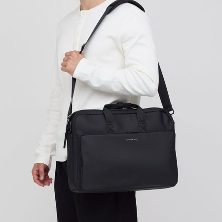 Man draagt een laptoptas