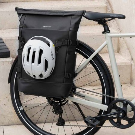 lehrerrucksack samt helm am fahrrad befestigt