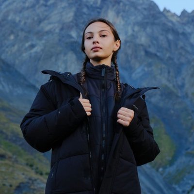 junge frau trägt kapten and son winterjacke