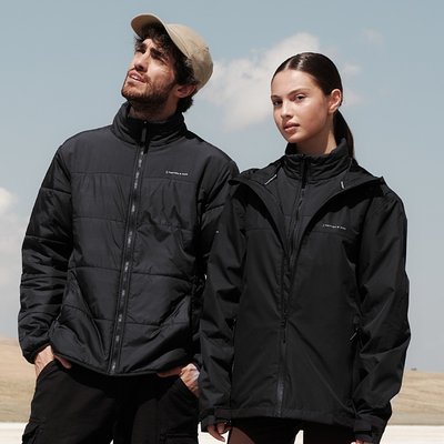 mann und frau tragen kaüten and son jacke in schwarz